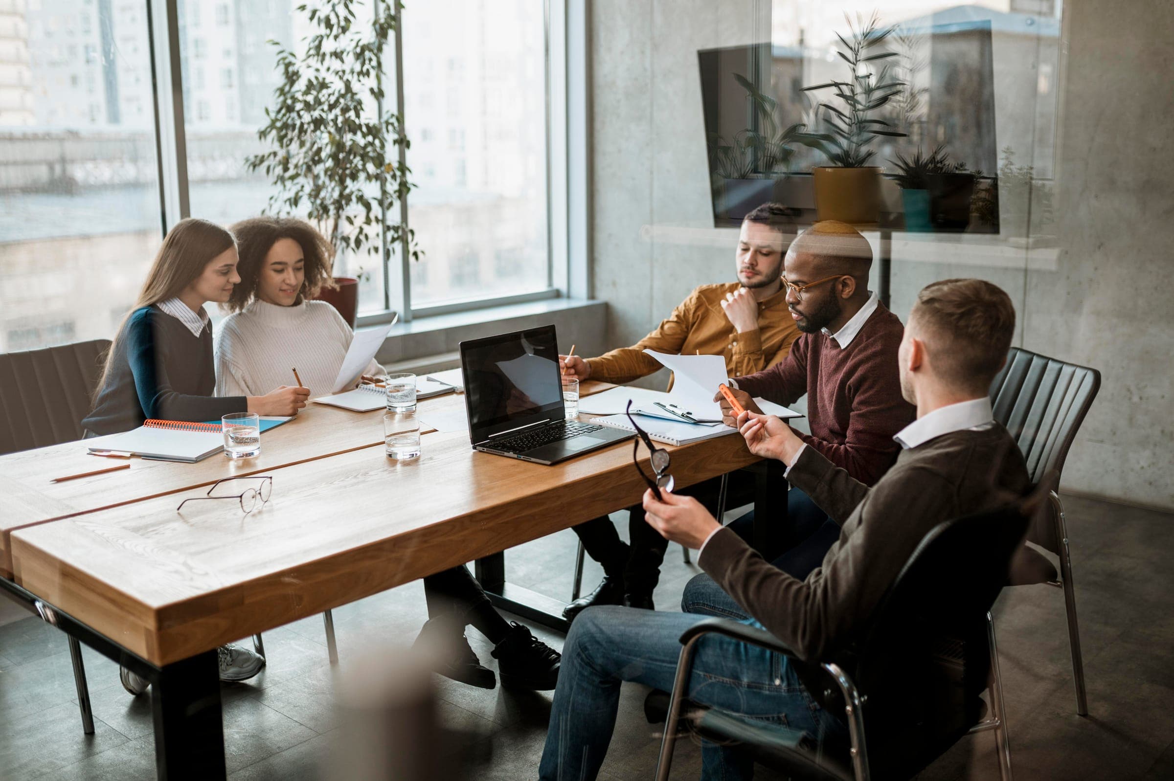 Réunion de travail autour d’une table