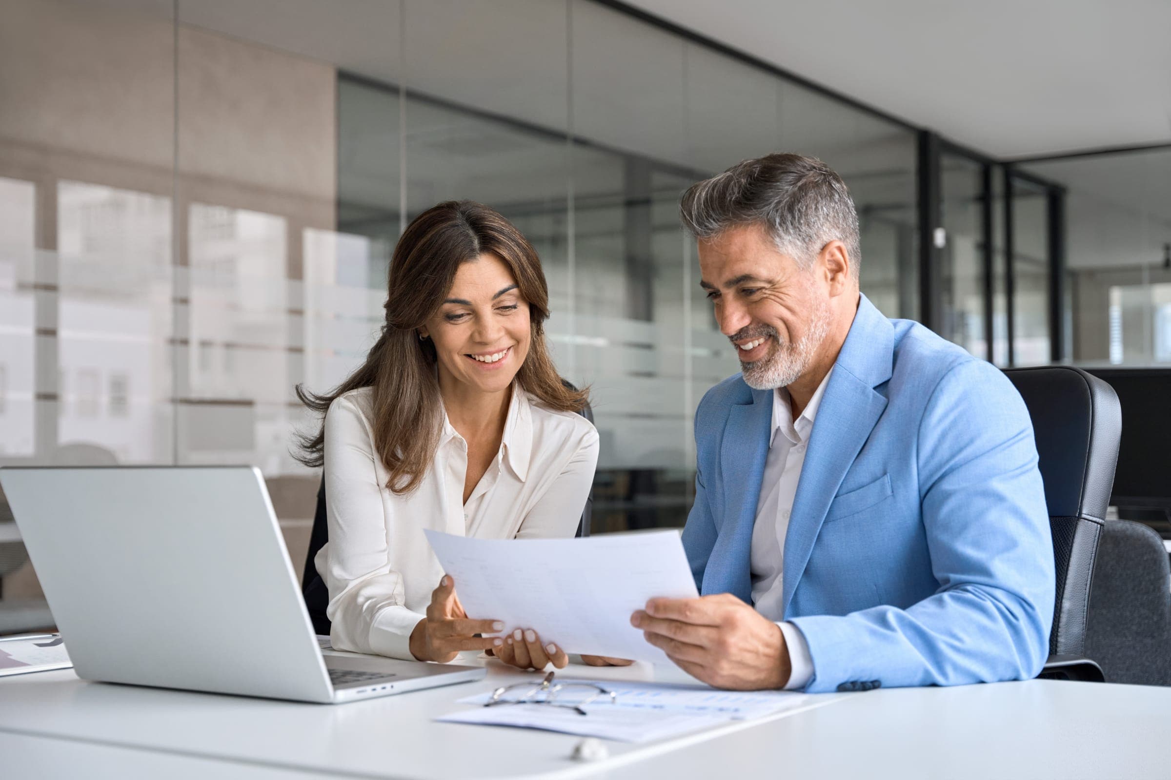 Conseiller expliquant un document à une cliente