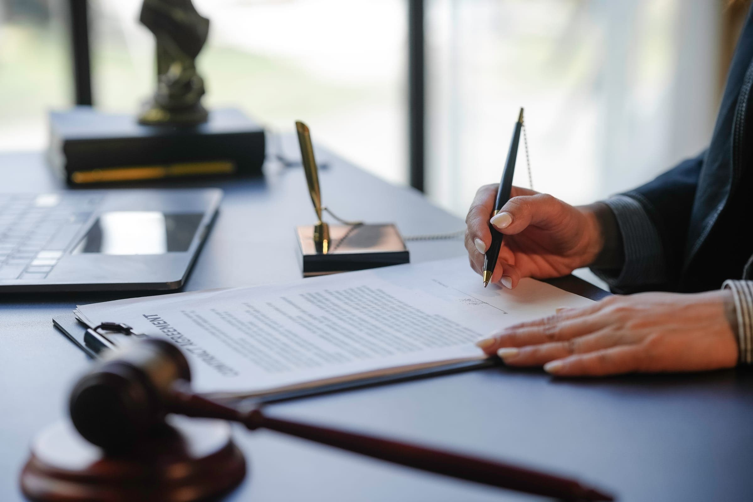Bureau de notaire avec un acte en cours de signature
