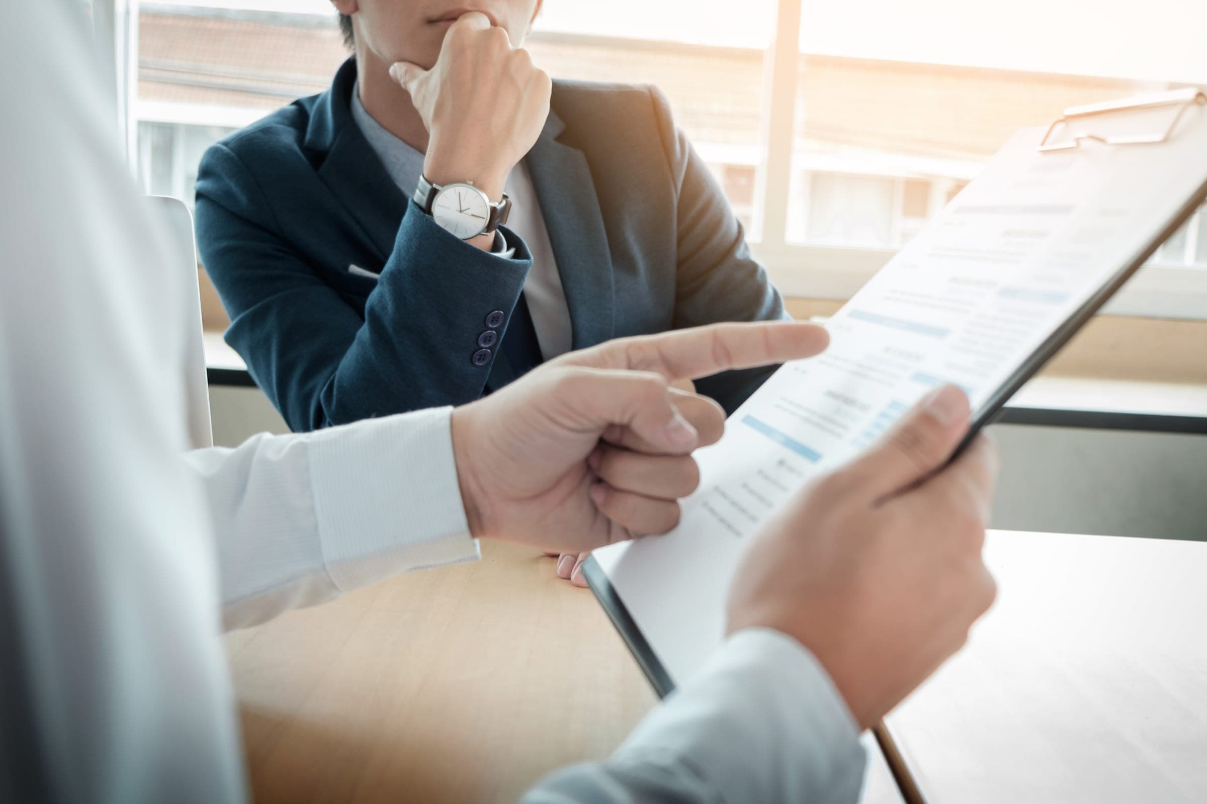 Échange autour d’un document lors d’un rendez-vous
