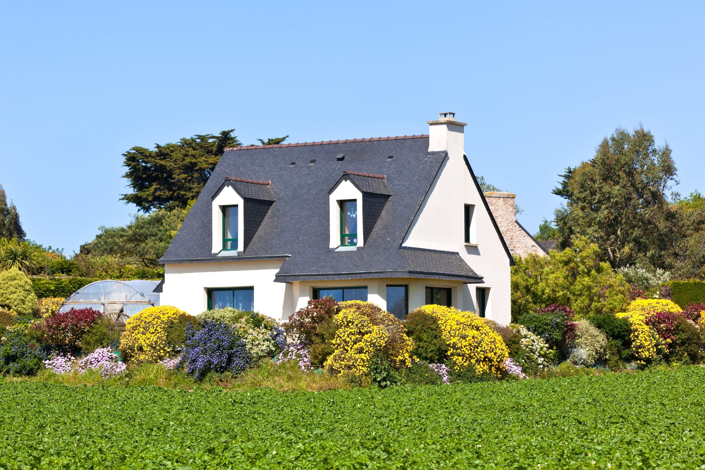 Maison avec jardin fleuri