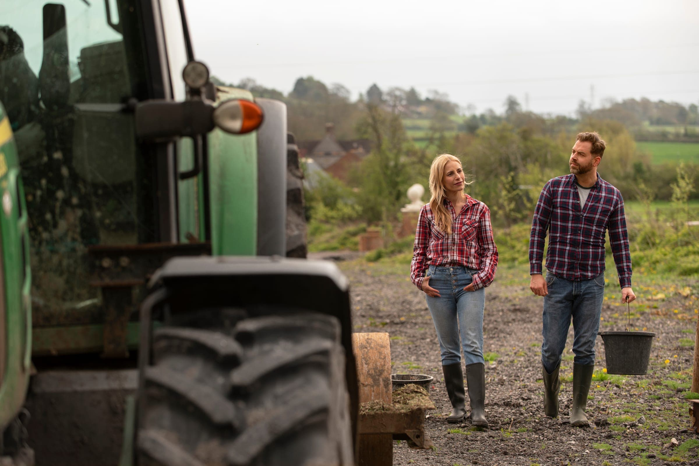 Couple d’agriculteurs dans leur exploitation